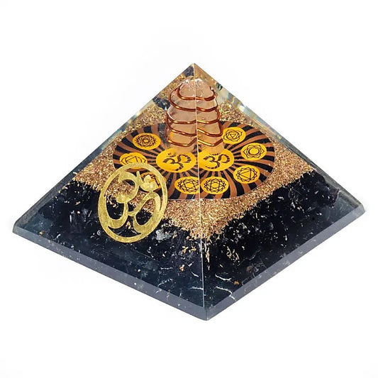 Orgonit Chakra Pyramid med svart turmalin och OM-symbol